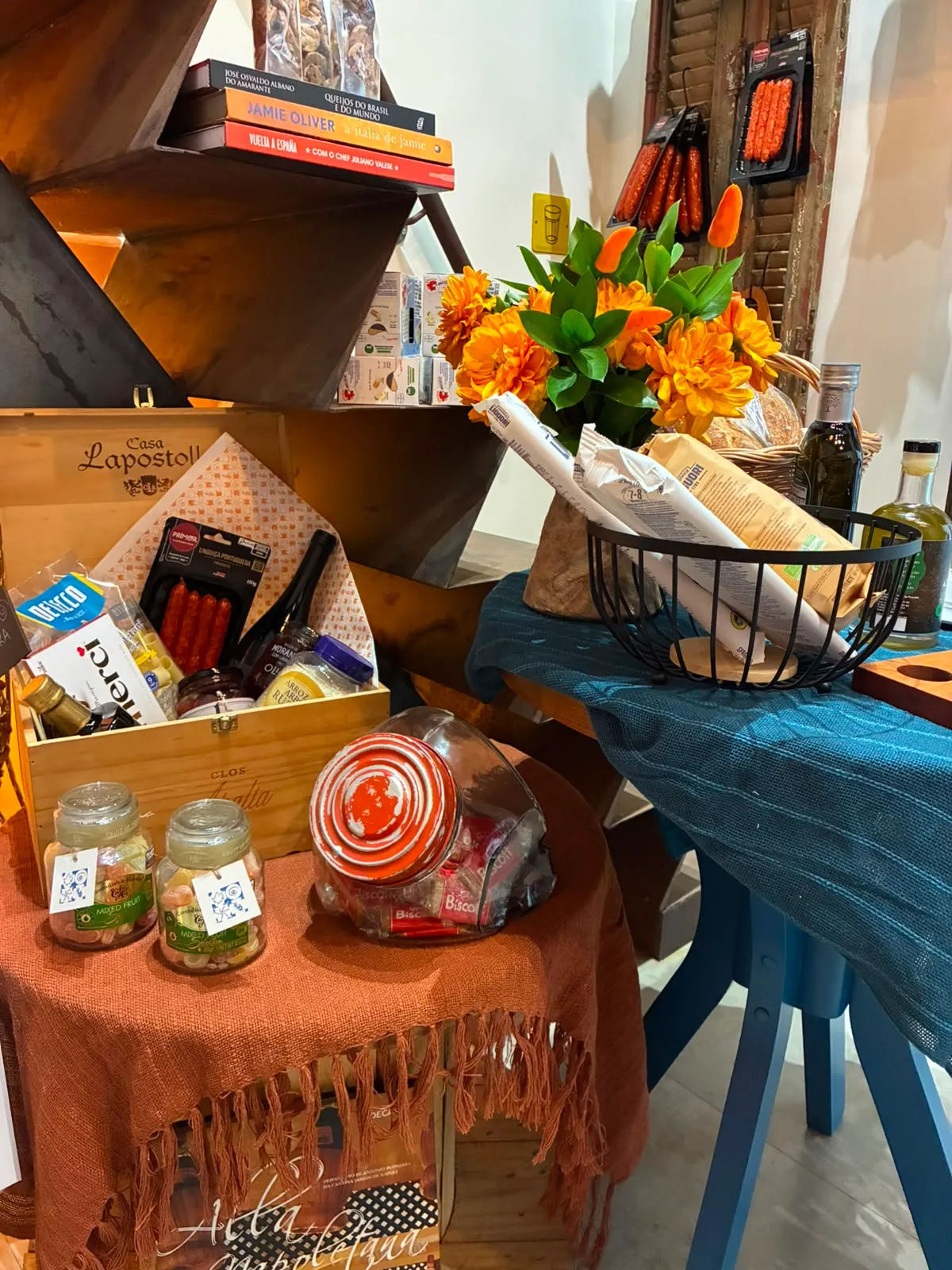 Produtos e objetos organizados em uma composição sobre a mesa do AVRA.