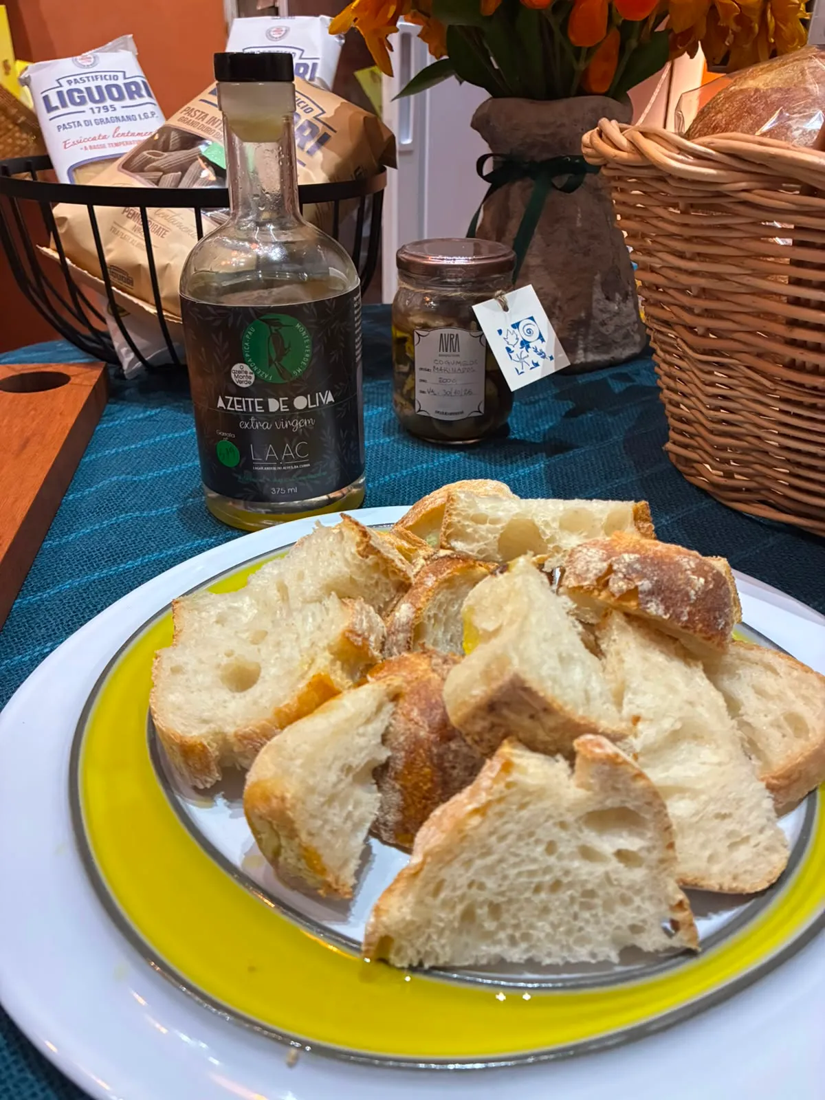 Mesa com pães e azeite no espaço do AVRA.